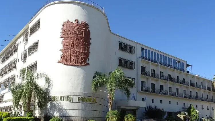 Fachada de la Cámara de Diputados de San Juan donde se debate el uso de fondos de fideicomisos mineros y compre local.