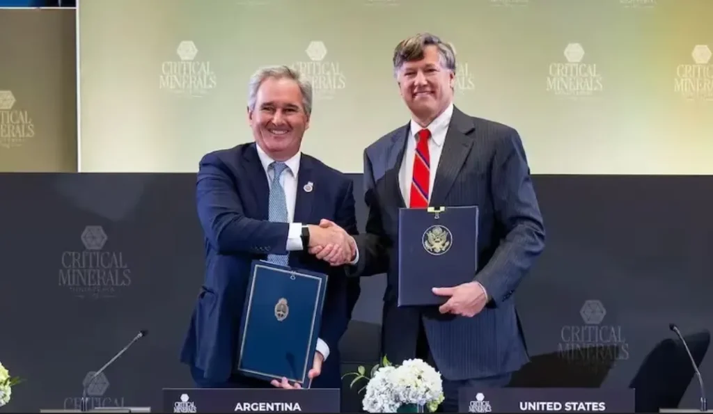 El canciller argentino Pablo Quirno junto al vicesecretario de Estado Christopher Landau durante la firma del acuerdo en febrero de este año.
