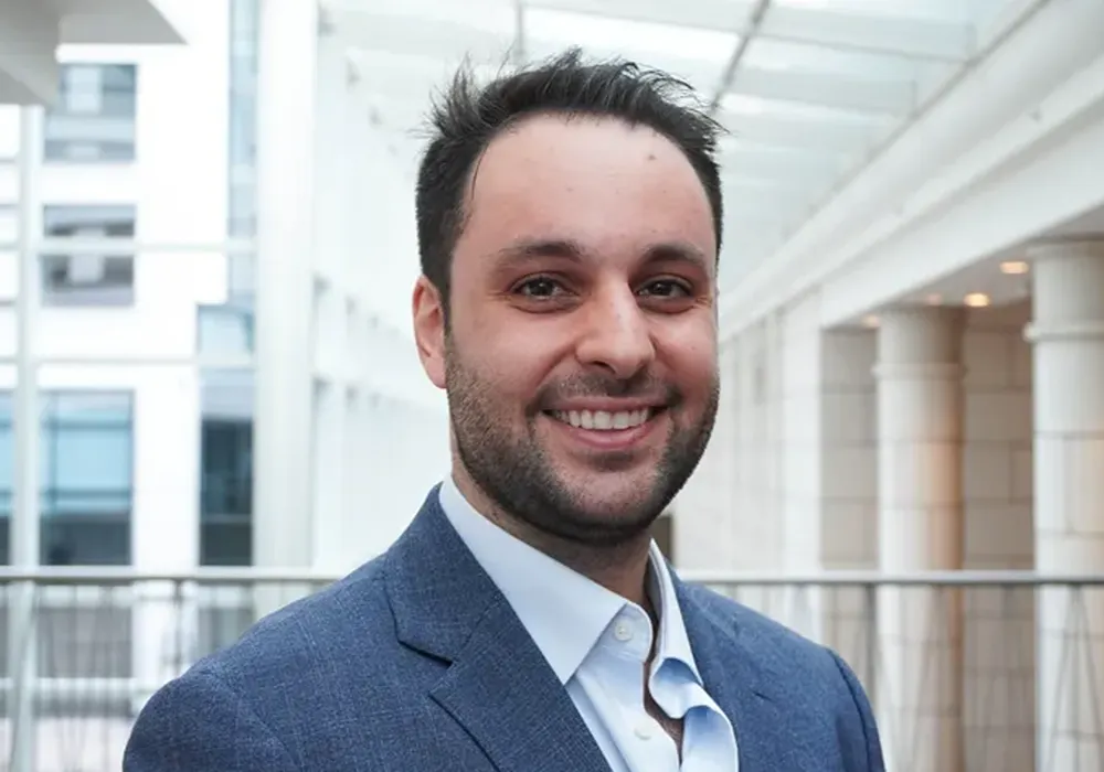 retrato de Raymond D. Harari, CEO 