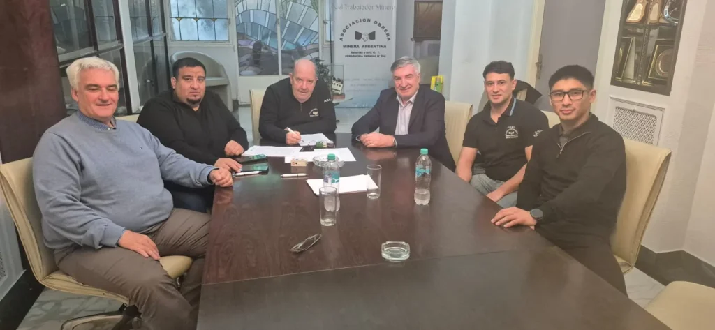 Héctor Laplace y autoridades de AOMA reunidos con directivos de Ivana Minerales para la firma del acta.