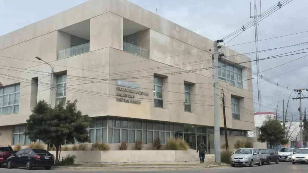 Fachada exterior de tres pisos del edificio de la Secretaría de Gestión Ambiental y Control Minero del Ministerio de Minería de San Juan, mostrando el cartel institucional y la arquitectura moderna.