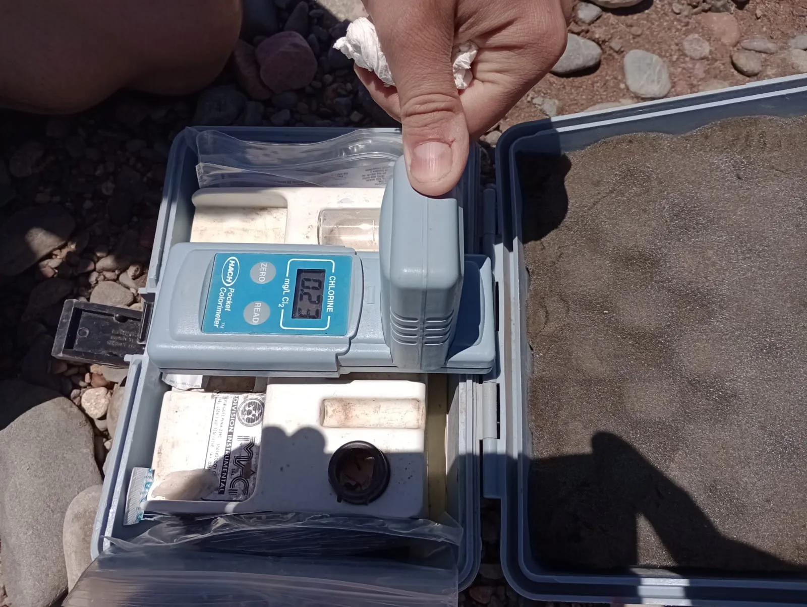 Especialistas durante la toma de muestras de agua en el dique Cuesta del Viento.