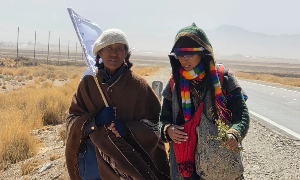 Integrantes de comunidades originarias participan en la caminata caminata de Warmis  