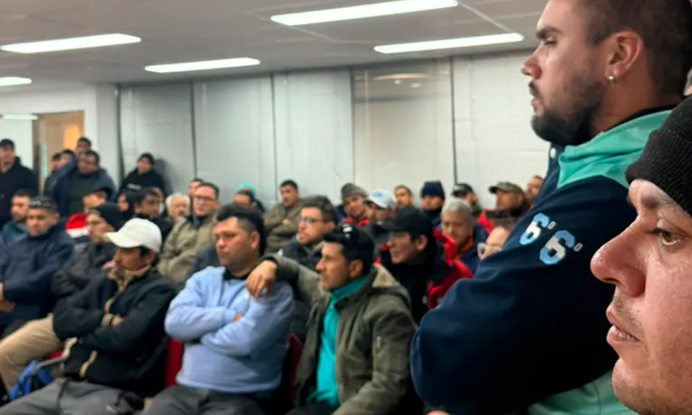 sala de conferencia colmada de personas
