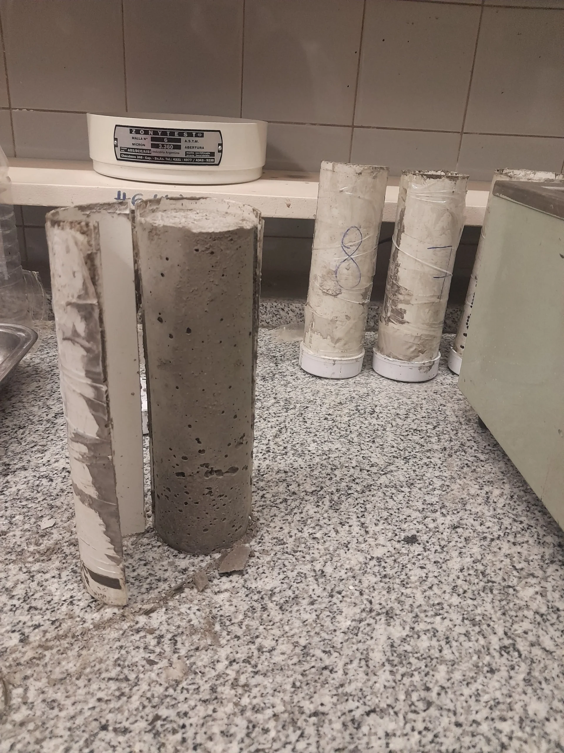 Minería urbana UNSJ: probeta desmoldada elaborada con plásticos reciclados para mampostería no estructural.