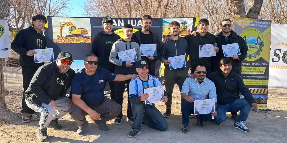 Participantes del curso de AOMPE reciben certificados tras completar la capacitación para operadores de maquinaria pesada en San Juan.