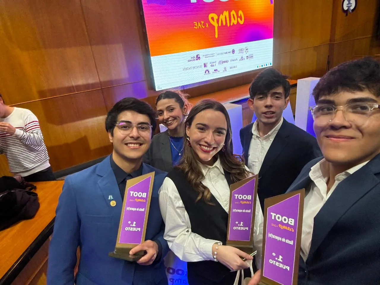 Grupo de jóvenes presenta un software para la salud mental en minería durante el Bootcamp 2026 de JAE.