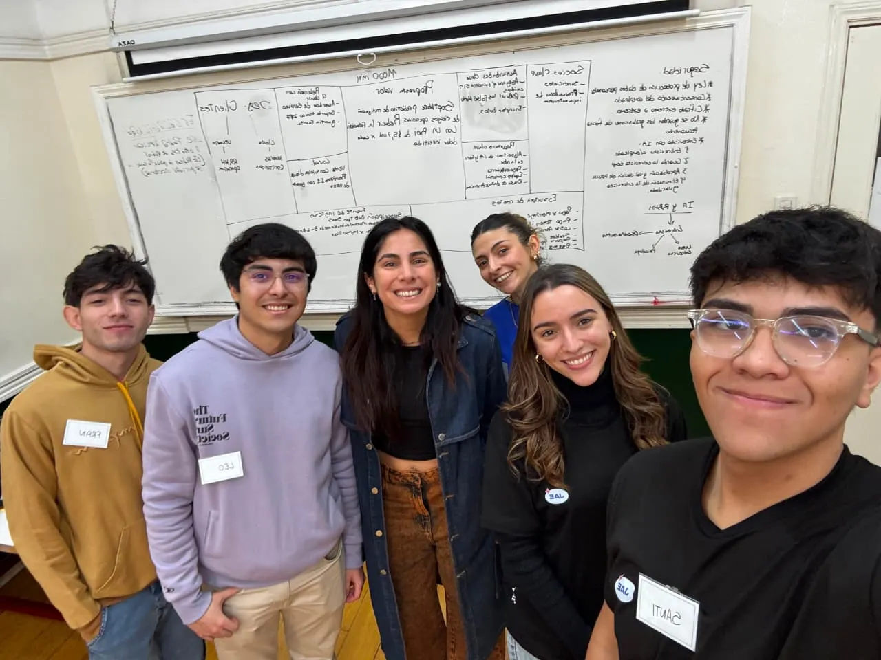 Equipo de jóvenes desarrolladores del software para el seguimiento de la salud mental de trabajadores mineros.
