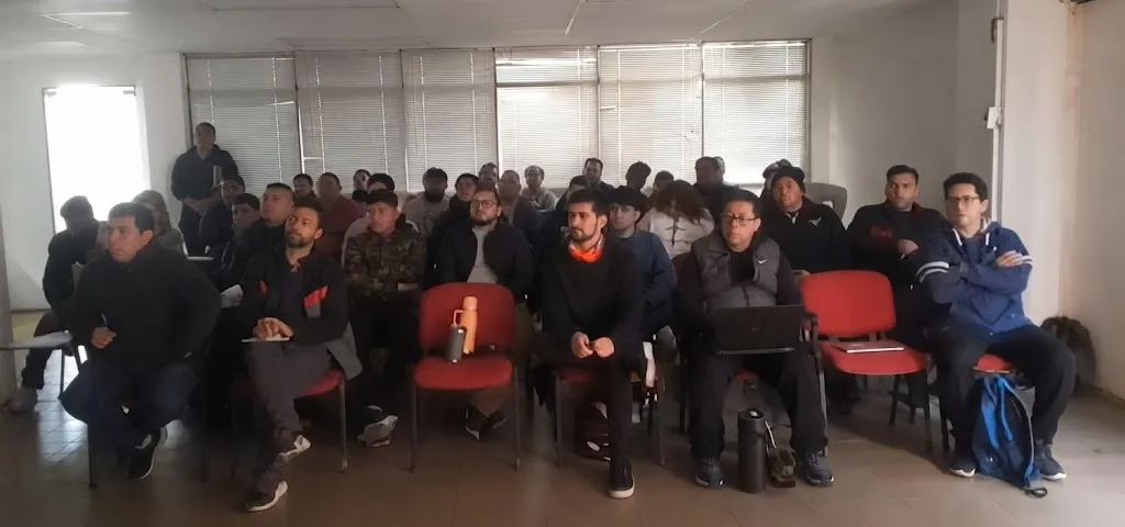 Miembros de la agrupación cordillera de los Andes en la sala de capacitacion asistiendo al curso
