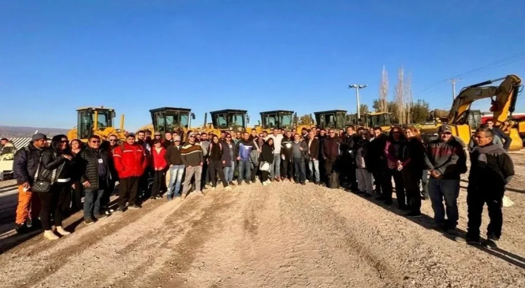 equipos mineros y miembros de la agrupación en las instalaciones de ACER GROUP