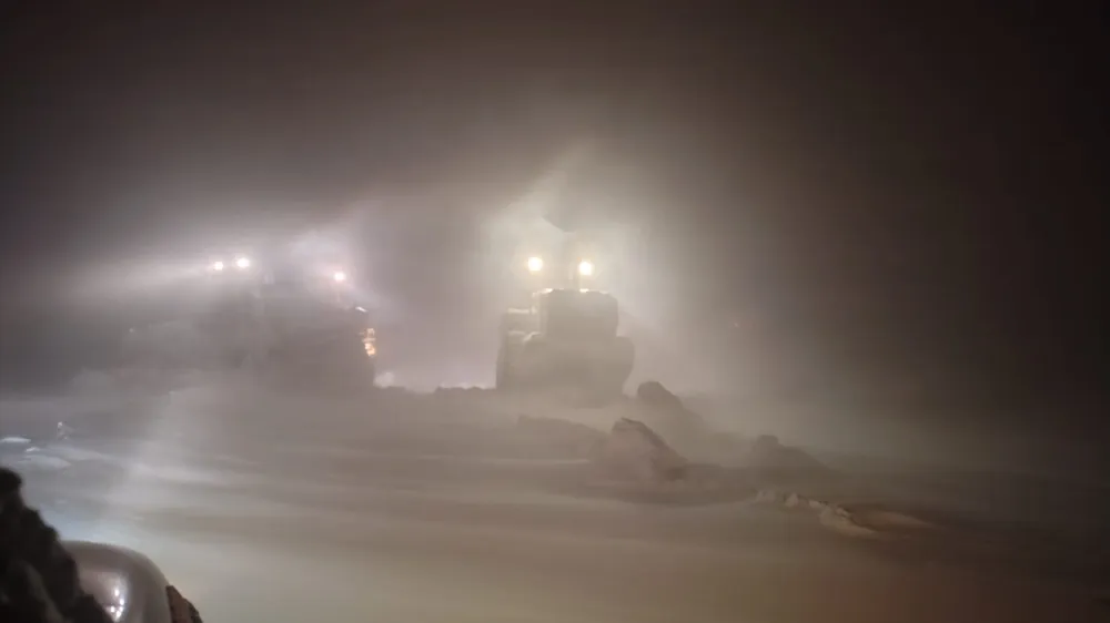 carreteras cortadas y maquinas quitanieves trabajando de noche en plena Puna