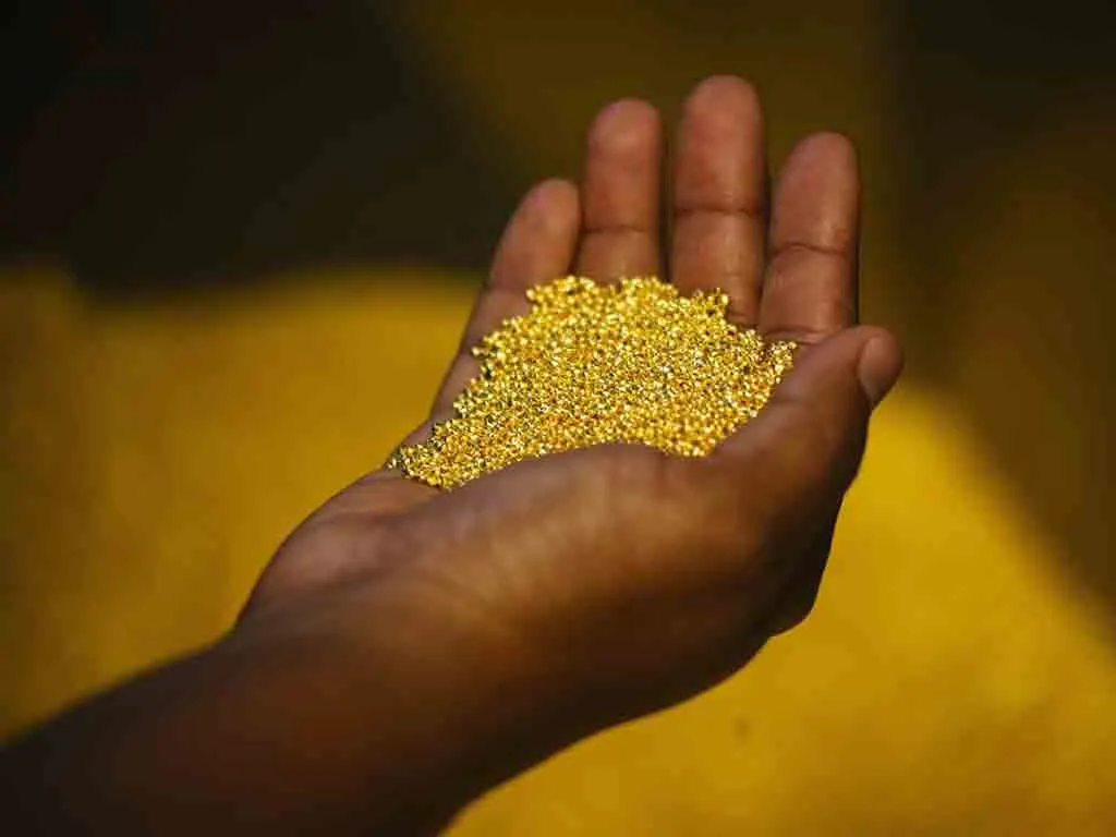 muestreo de mineral dentro del programa de oro artesanal responsable Dynacor.