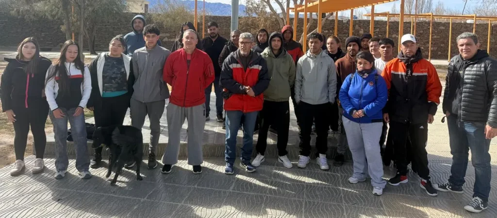 Grupo de Iglesianos de la agrupación cordillera de los andes en la plaza de la municipalidad