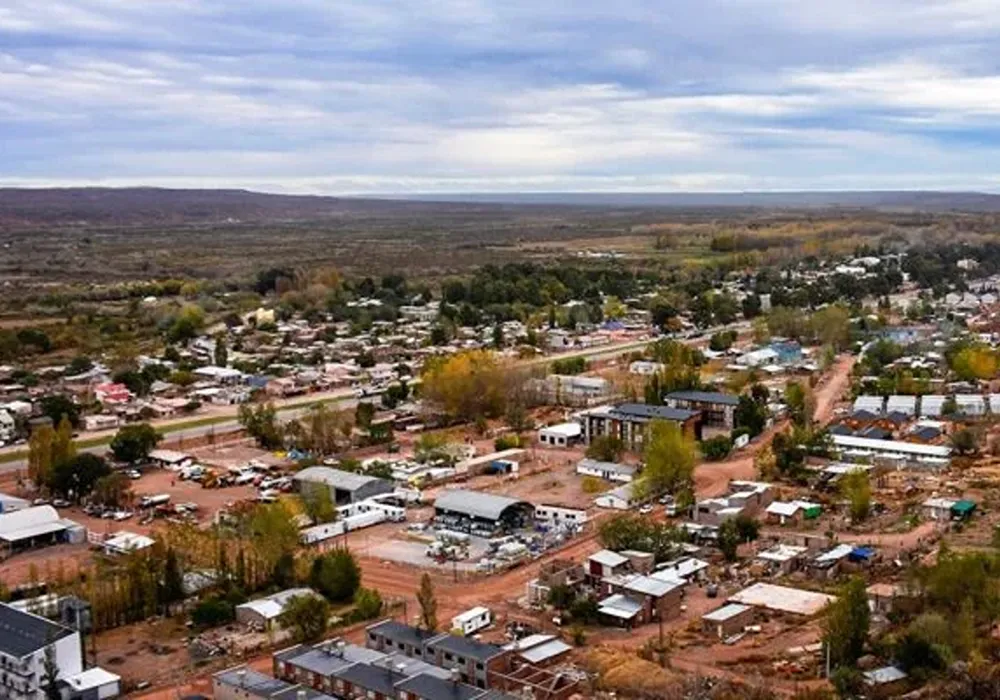 Crecimiento urbano y desarrollo de la ciudad de Añelo en Neuquén por el auge petrolero.