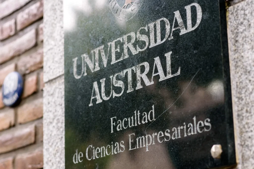 Placa de la Universidad Austral en un edificio de acceso al centro