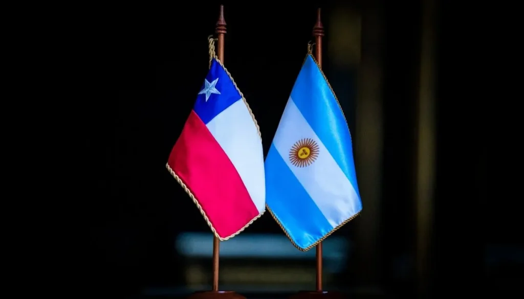 Banderas de Argentina y Chile simbolizando el protocolo binacional en la frontera minera.

 