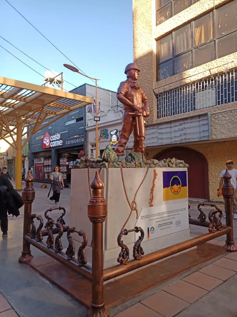 Escultura de cobre envejecido El Minero en el Paseo Ramírez de Calama, atractivo turístico actual.