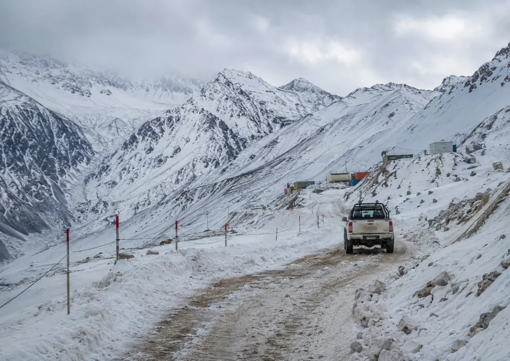 camioneta minera en entorno montañoso nevado