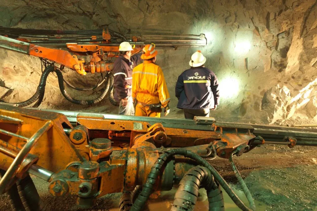 Proveedores mineros pertenecientes a Panedile trabajando en el interior de la mina 