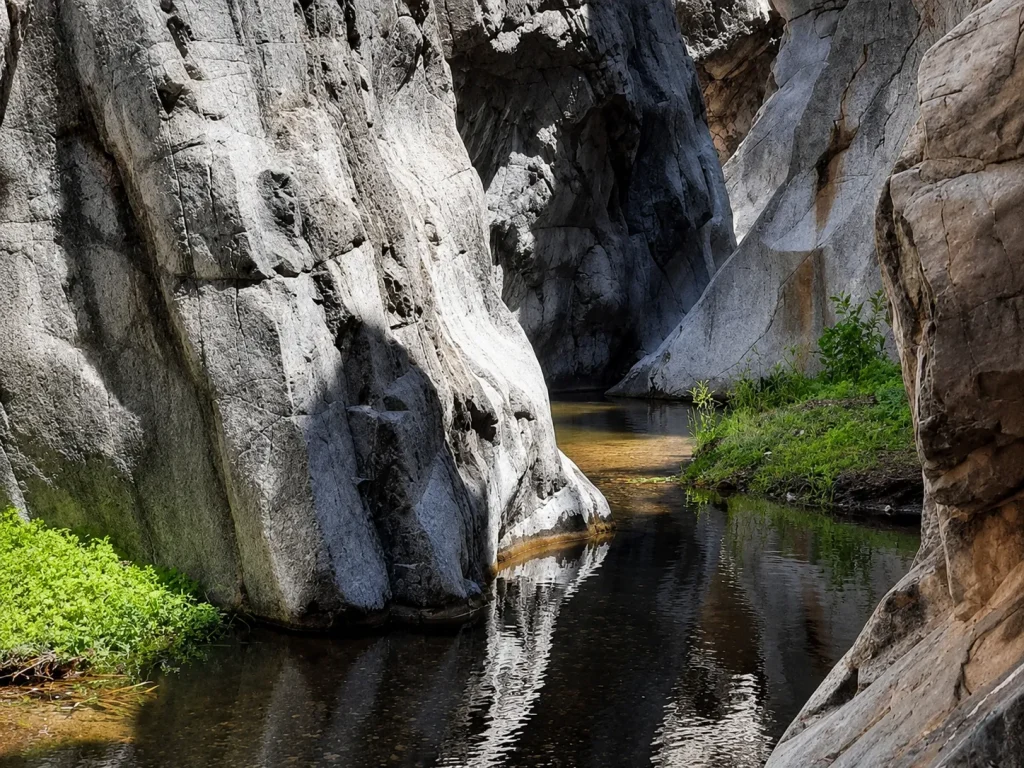 Quebrada Potrerillos y piletones naturales cerca de las Canteras de mármol Sarmiento.