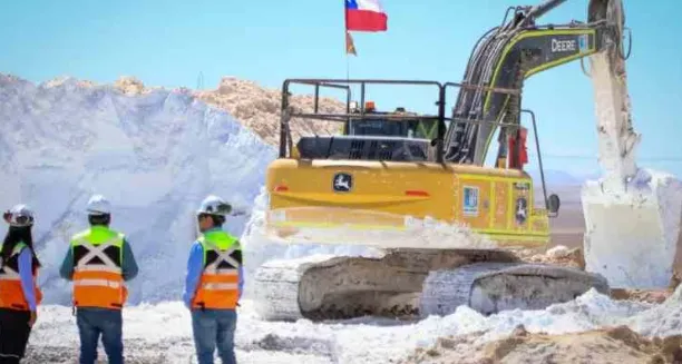 Operarios mineros trabajando con maquinaria en los salares de Chile.