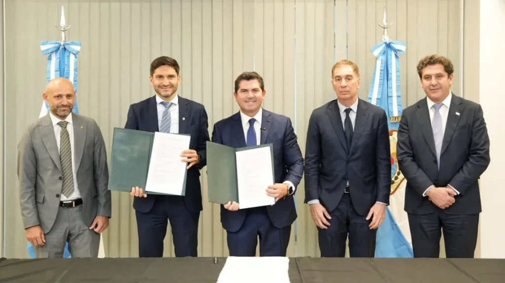Orrego y Pullaro en la firma de los preliminares al acuerdo en san juan en la feria minera