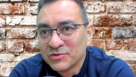 Retrato de Iván Malla, referente gremial, encabezando la mesa de discusión del sector metalífero cuyano.