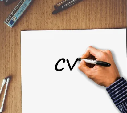 Mano redactando un curriculum vitae.