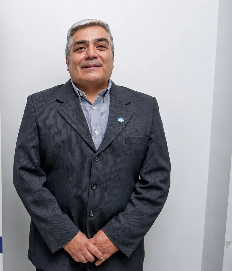 Daniel Milla, presidente de la Federación Económica de San Juan, junto al banner institucional de la FESJ.