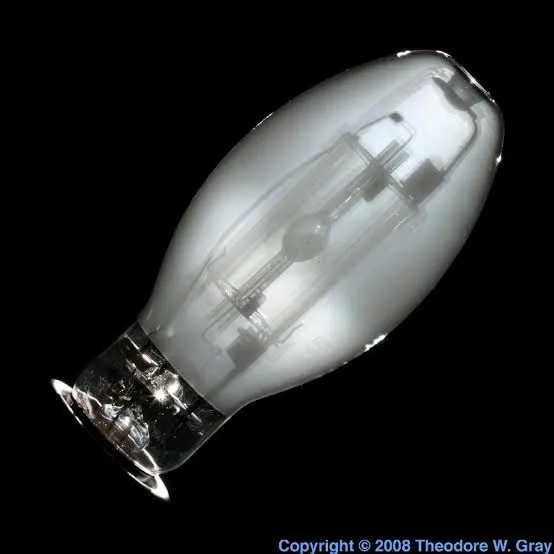 Foco encendido iluminando un concepto de innovación tecnológica y desarrollo industrial