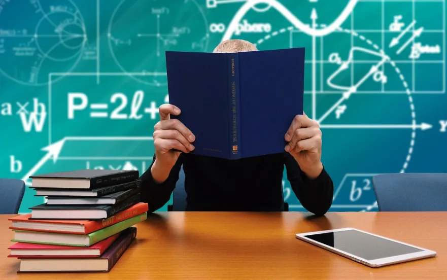 Alumno en un aula de clases de nivel superior financiados por las Becas AOMA San Juan.