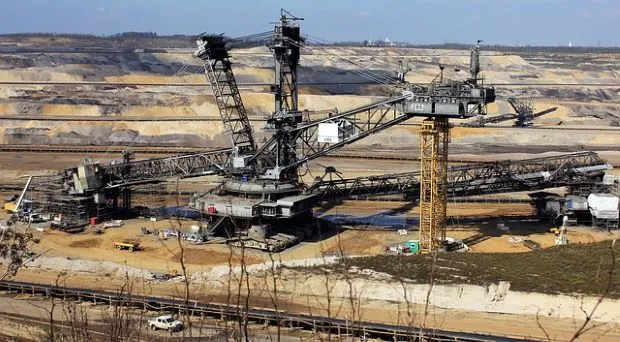 Operarios trabajando en un yacimiento de minería extractiva en Argentina.