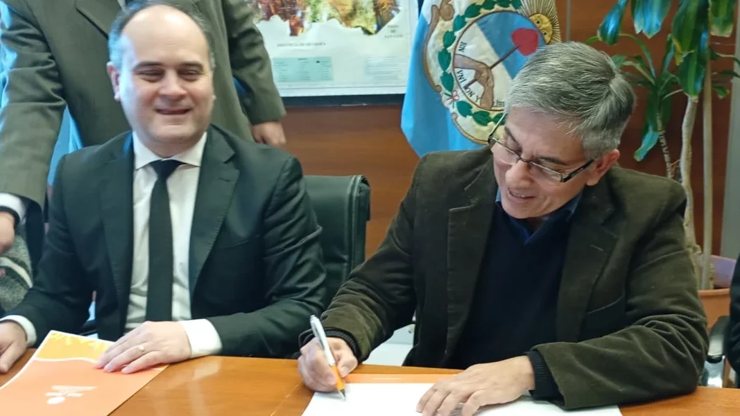 Autoridades de la UNSJ y la Secretaría de Ambiente firman el convenio para investigar La Ciénaga de Huaco.