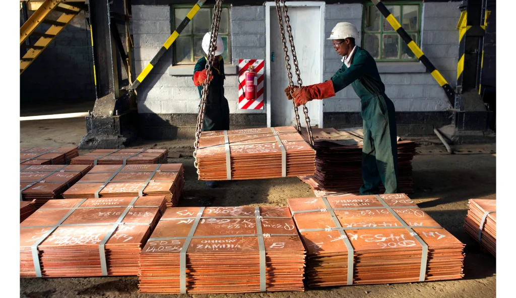 Planta procesadora en África preparando planchas de cobre para su exportación