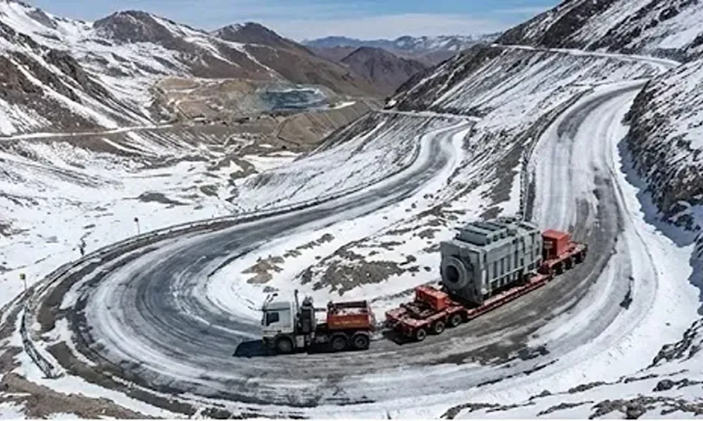 Camión desplazándose por un camino minero nevado.