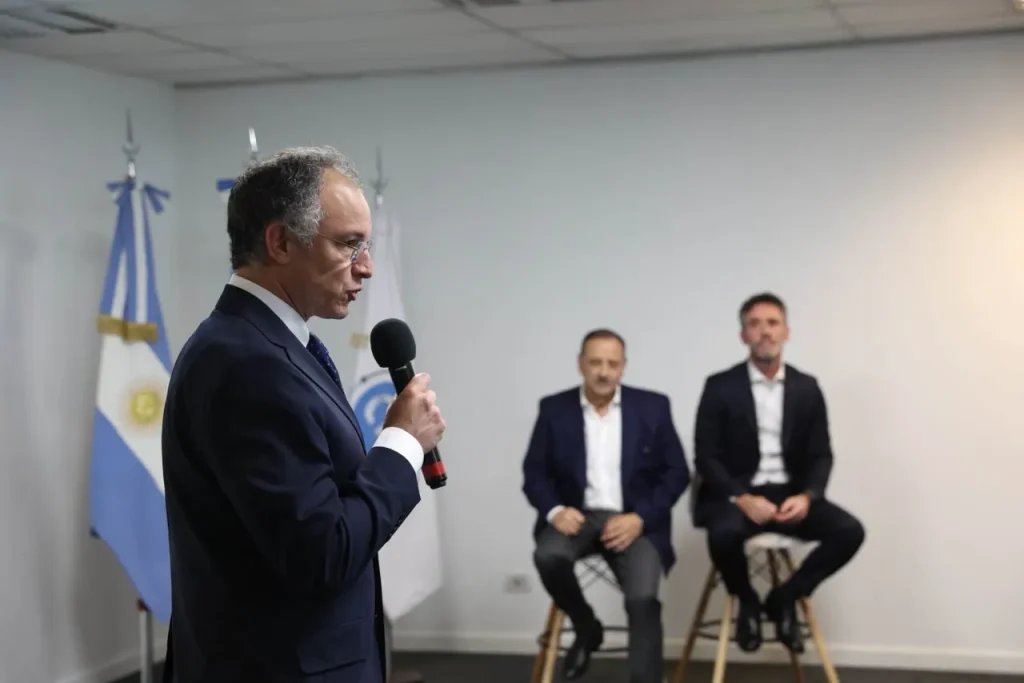 Agustín Saravia Frías, director y vicepresidente de HANAQ Argentina S.A., hablando junto al gobernador Ricardo Quintela