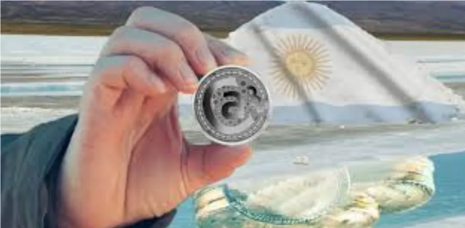Mano sosteniendo una moneda simbólica de litio sobre el mapa del Norte Grande argentino.