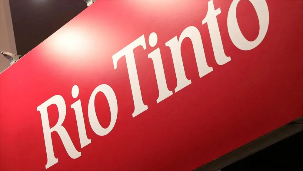 Logotipo corporativo de Rio Tinto, multinacional minera que concretó la alianza Rio Tinto Mogotes en el distrito de Vicuña.