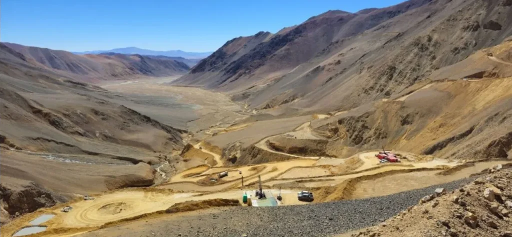 Equipos de perforación de alta montaña durante la exploración minera Lunahuasi en San Juan.
