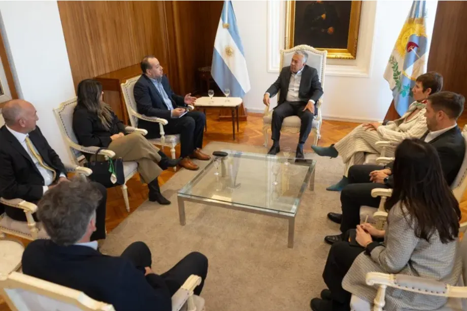 Alfredo Cornejo junto a Jimena Latorre, Jerónimo Shantal y el gerente de Exploraciones de la empresa, Andrés Castillo; la responsable de Relaciones Gubernamentales, Giovanna Beratto, y los representantes legales Gastón Vargas y Jorge Vargas.
