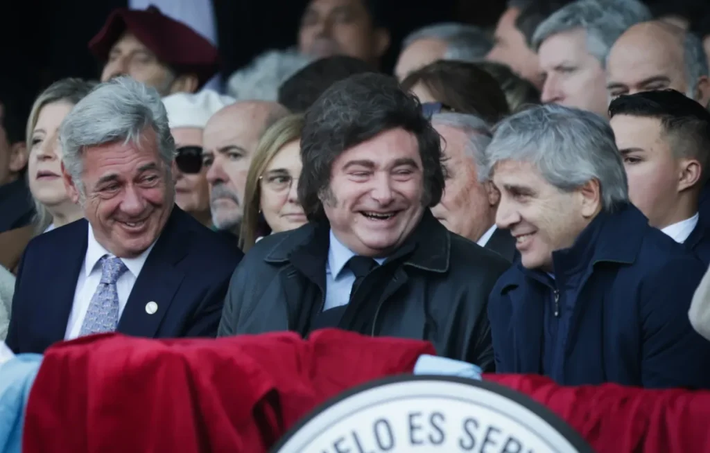 Nicolás Pino, presidente de la Sociedad Rural junto a Javier Milei y Luis Caputo