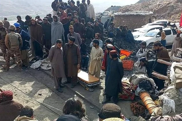 Rescatistas y bomberos en la entrada de la mina de carbón tras la explosión en Pakistán.