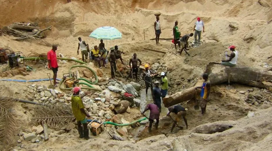 Trabajadores operando en un yacimiento de diamantes al sur de África. 