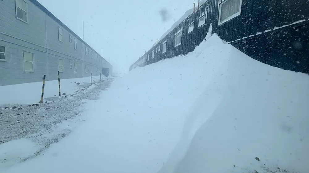 Módulo habitacional en la cordillera sepultado por la nieve hasta el segundo nivel.