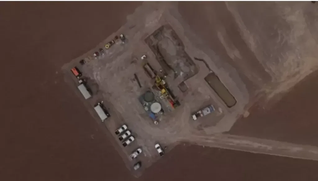 Maniobras operativas de perforación en el pozo RT-RG26-PW001 en el proyecto de litio salar Río Grande.