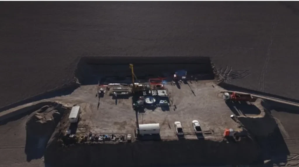 Plataforma de perforación profunda en el pozo RT-RG26-PW002 de litio salar Río Grande en Salta.