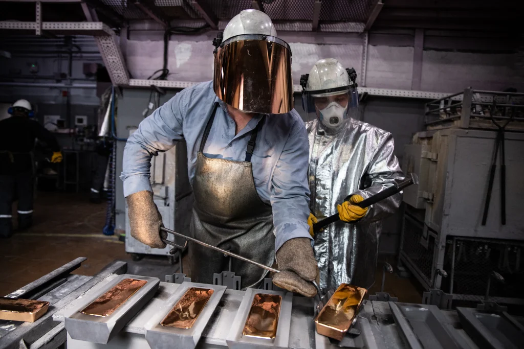 Refinería de oro suiza procesando el oro en lingotes