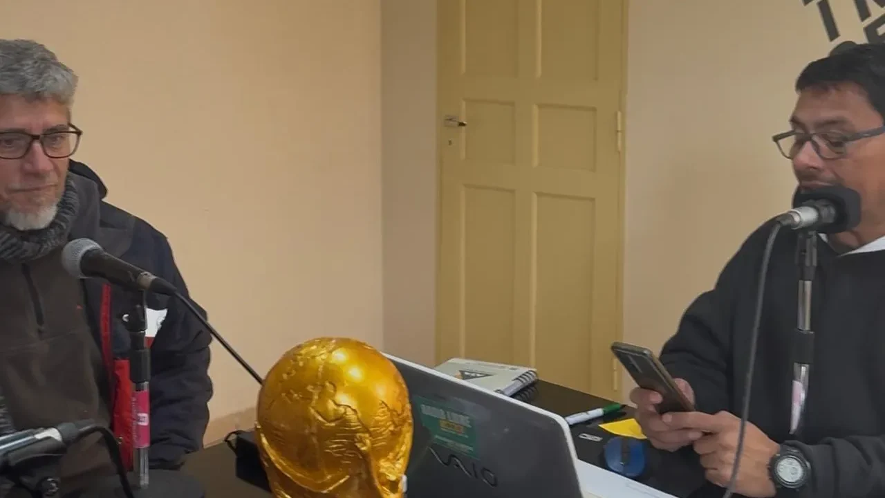Patricio Páez dando declaraciones en los estudios de Radio Libre con el director Rodolfo Chávez.