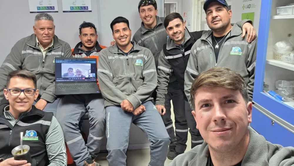 equipo de enfermeros en un campamento minero