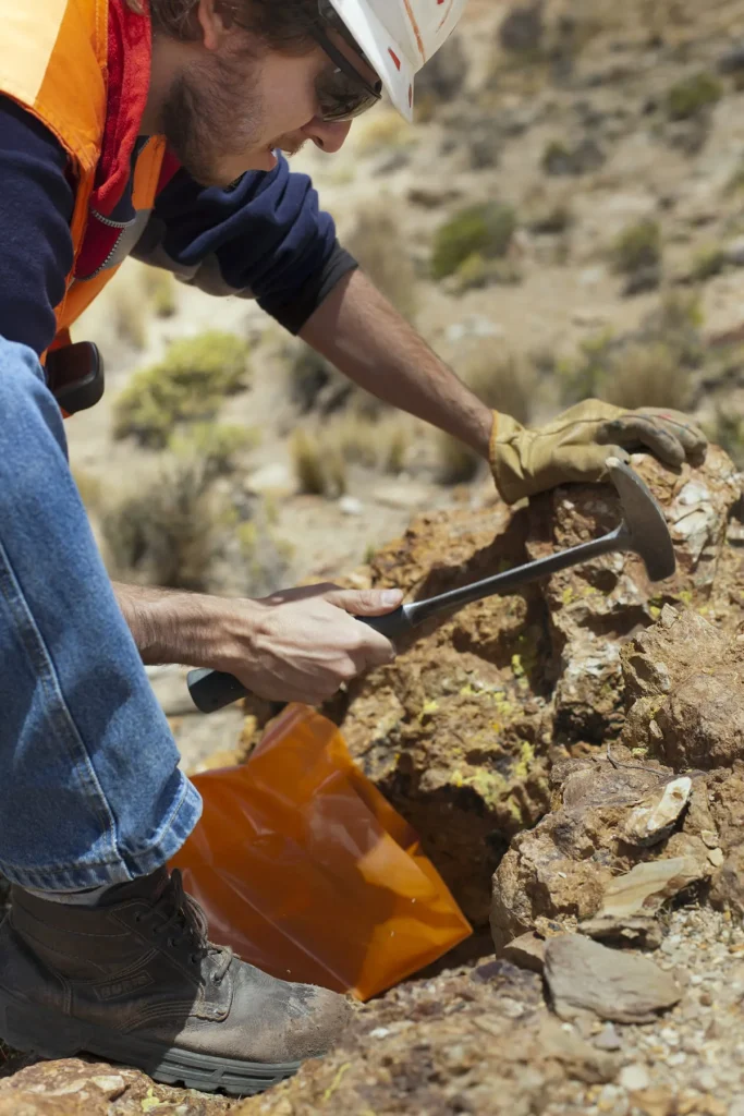 Geólogo recabando muestras del suelo en el proyecto PUNA